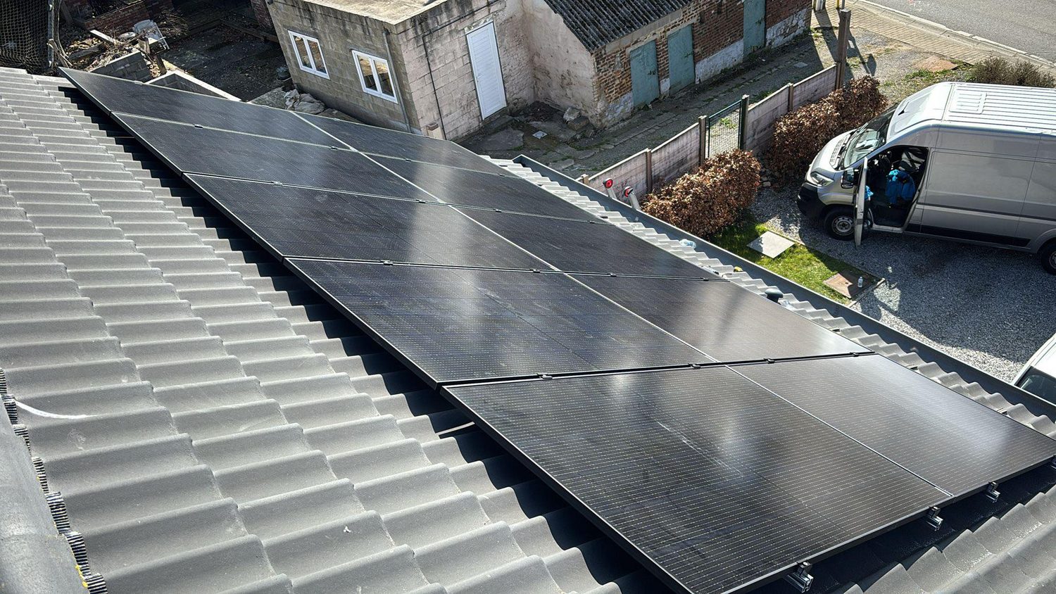Panneaux photovoltaïques monocristallins posés sur une toiture en tuiles