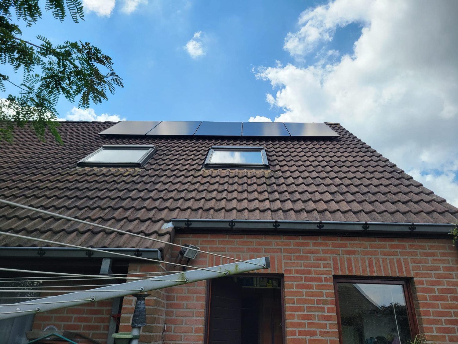 Installation de panneaux photovoltaïques sur une toiture en tuiles à Mouscron