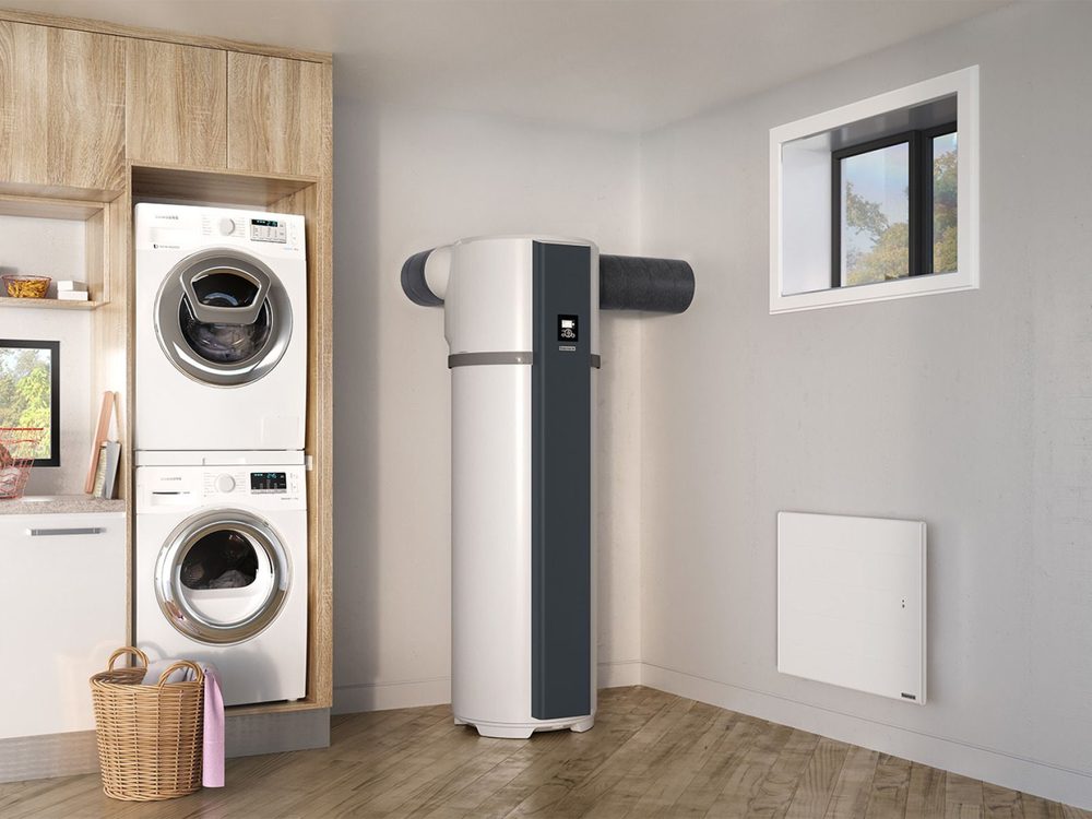 Chauffe-eau thermodynamique Thermor Aeromax 5 installé dans une buanderie