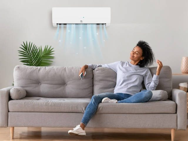 Climatisation réversible murale installée dans un salon